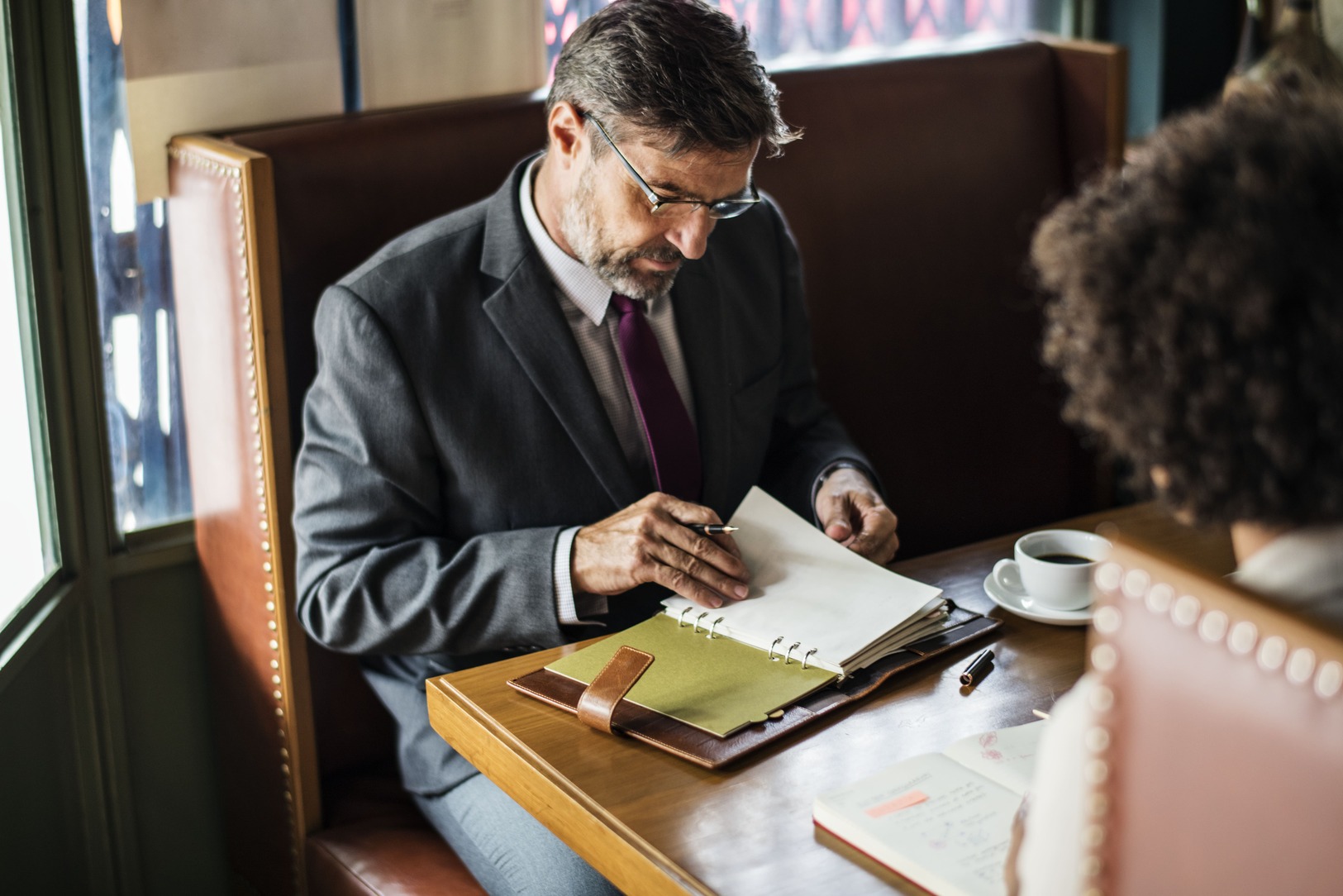 business-people-discussing-cafe-min